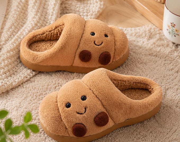 🥐 Croissant Bread Slippers – Cute, Fluffy & Cozy